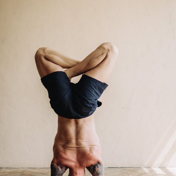 Focused man holding a plank pose, demonstrating core stability.